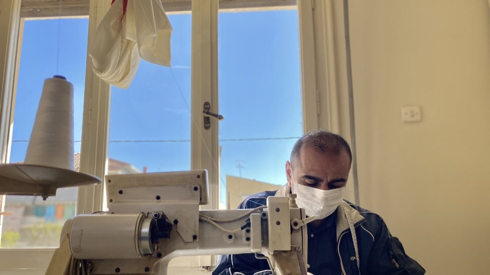 Ο Ιρακινός ράφτης που φτιάχνει εθελοντικά μάσκες για πρόσφυγες και ντόπιους