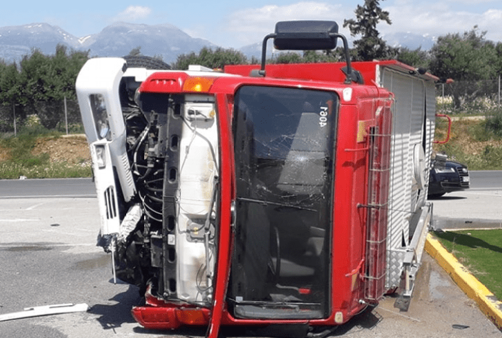 Καραμπόλα τριών αυτοκινήτων έξω από το Τυμπάκι – Ανετράπη Πυροσβεστικό όχημα