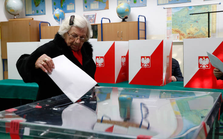 Πώς οι προεδρικές εκλογές στην Πολωνία ούτε θα αναβληθούν αλλά ούτε θα γίνουν
