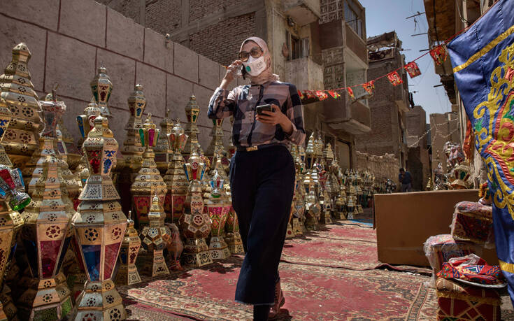 Υποχρεωτική η μάσκα σε δημόσιους χώρους και συγκοινωνίες στην Αίγυπτο