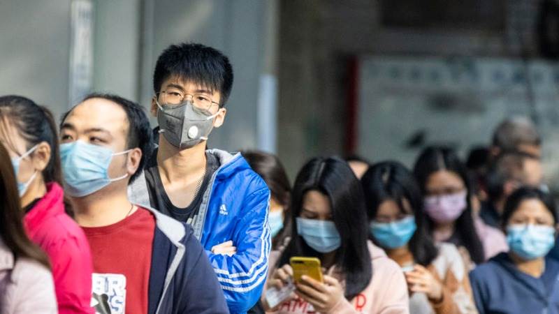 Το Πεκίνο ανασκευάζει τους 24 “παράλογους ισχυρισμούς” των Αμερικανών για τον νέο κορωνοϊό