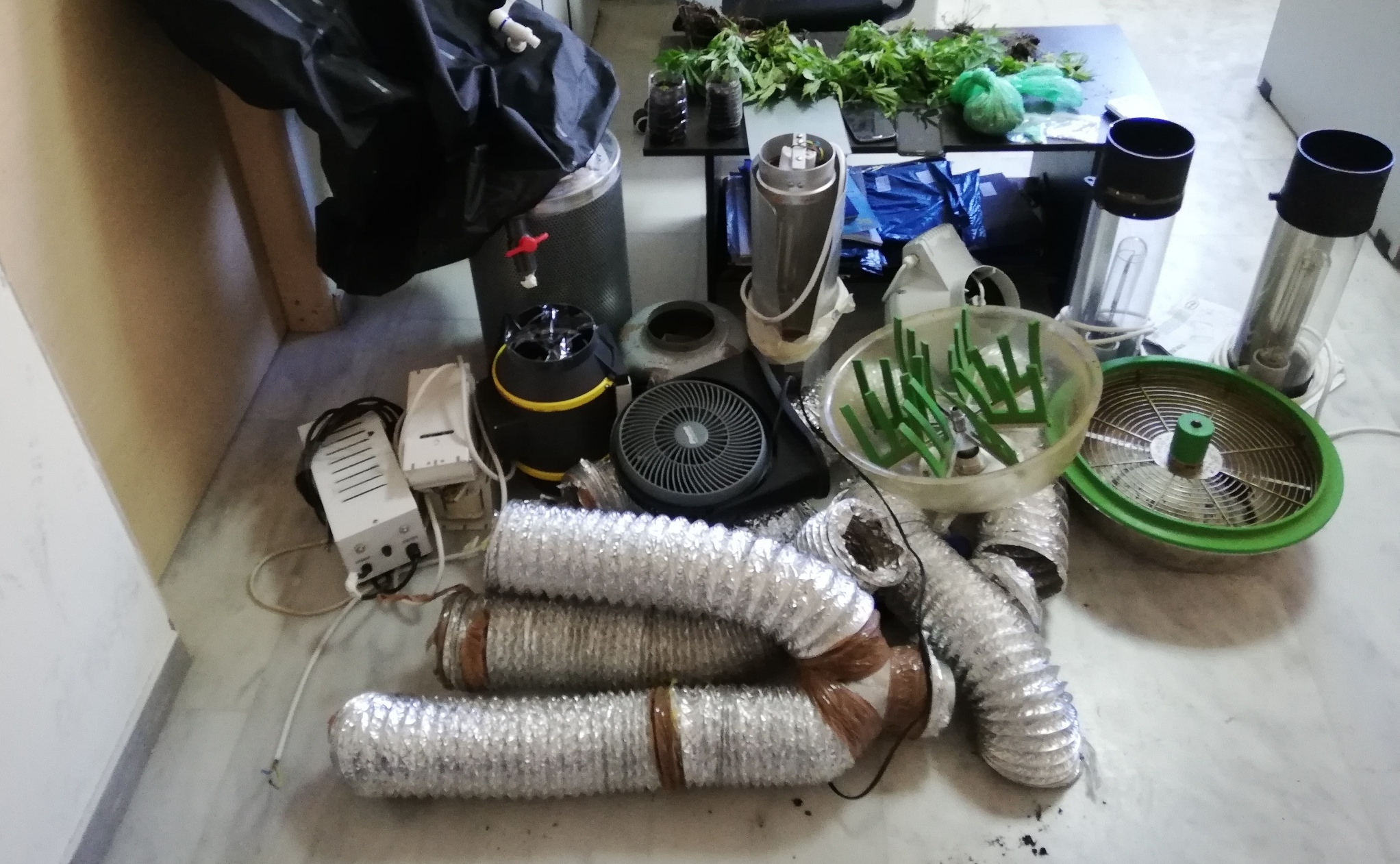 “Σπιτική” κάνναβη υδροπονικής καλλιέργειας και κοκαΐνη σε σπίτι του δήμου Πλατανιά (φωτο)