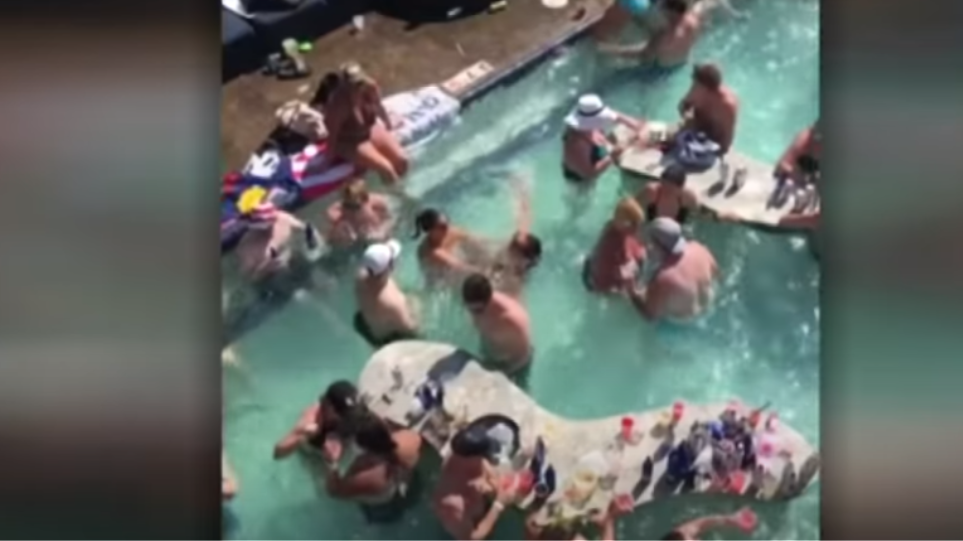Viral έγινε βίντεο που δείχνει εκατοντάδες ανθρώπους να πίνουν κοκτέιλ σε πισίνα