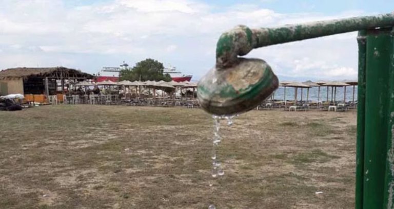 Χωρίς νερό οι “ντουζιέρες” σε γνωστή παραλία των Χανίων