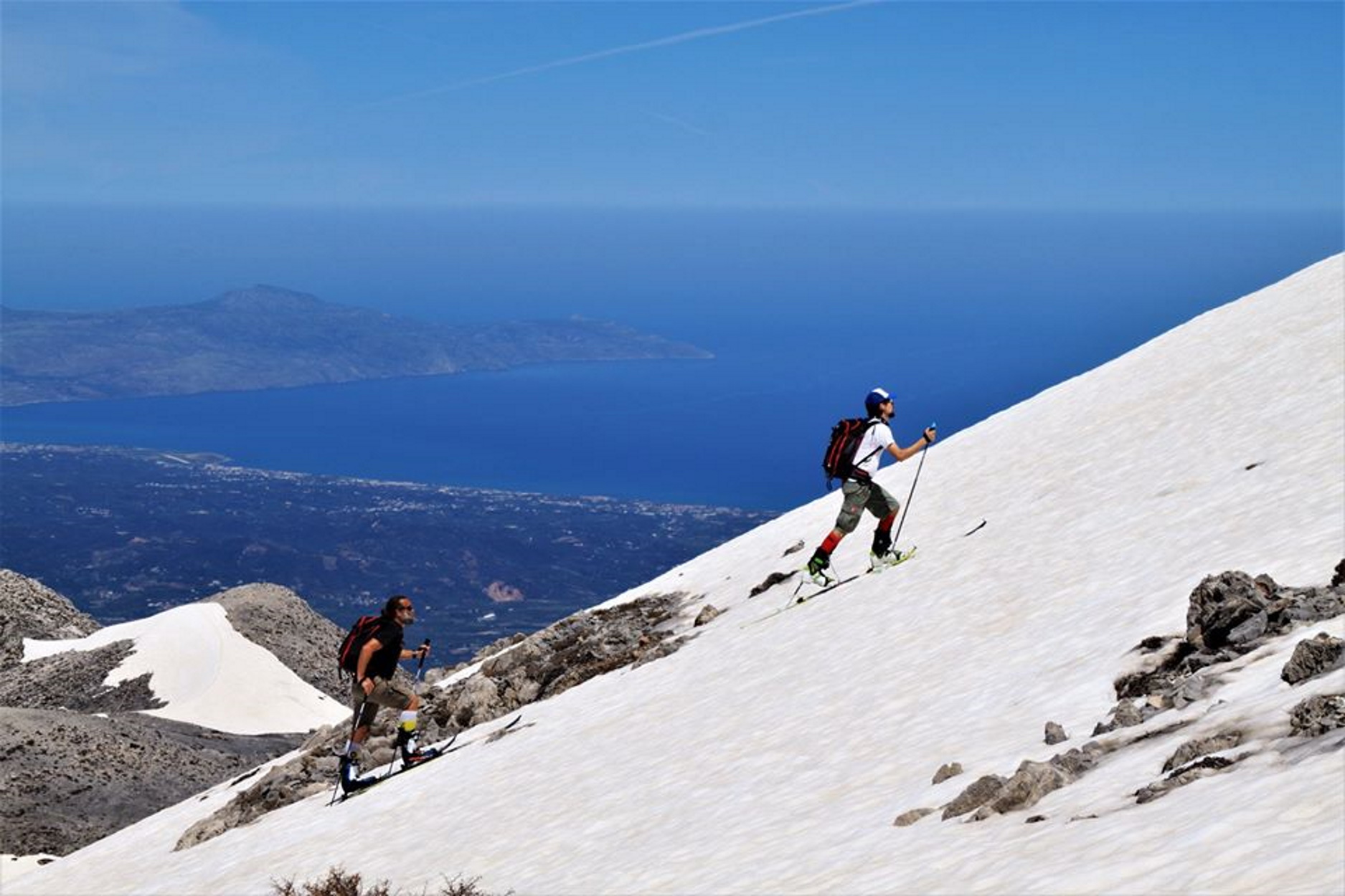 Χανιά: Έκαναν σκι με βερμούδες στα Λευκά Όρη και αποχαιρέτησαν το χειμώνα (βιντεο)