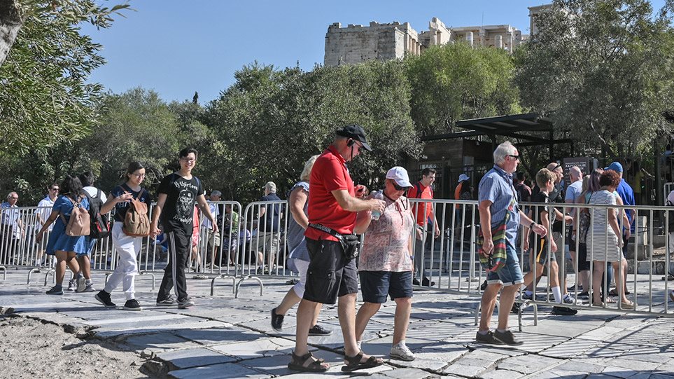 Reuters: Η Ελλάδα ανοιχτή για τουρίστες από 20-25 χώρες στις 15 Ιουνίου