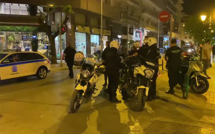 Θεσσαλονίκη: Συνωστισμός έξω από μπαρ με take away ποτά – Επέμβαση της Αστυνομίας τη νύχτα