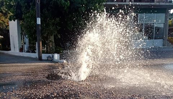 Πίδακας νερού στον κεντρικό δρόμο του Βαμβακόπουλου (φωτο)