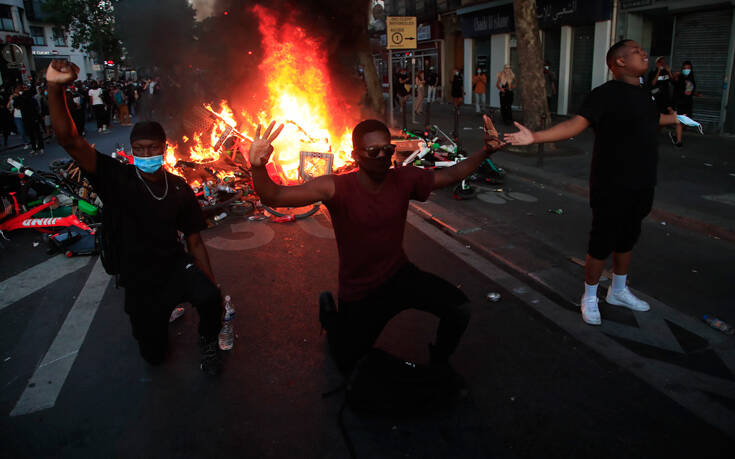 Συγκρούσεις και στο Παρίσι: Οδοφράγματα και συλλήψεις σε αντιρατσιστική πορεία
