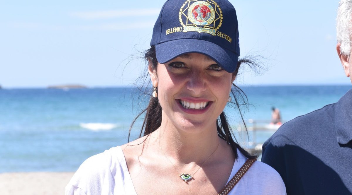 Δόμνα Μιχαηλίδου: Φόρεσε αθλητικά και καθάρισε μαζί με εθελοντές την παραλία για ΑΜΕΑ