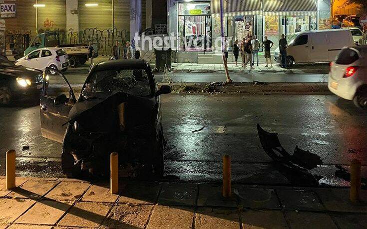 Θεσσαλονίκη: Αυτοκίνητο καρφώθηκε σε κολονάκι – Εγκλωβίστηκε η συνοδηγός