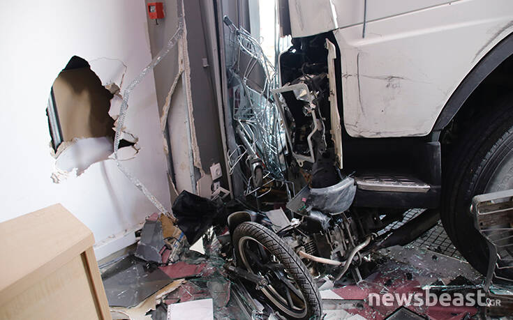 Πέθανε ο οδηγός του φορτηγού που «καρφώθηκε» σε κατάστημα στην Πειραιώς (φωτο)