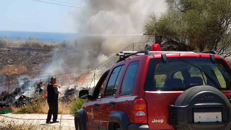 Απίστευτο: Ελικόπτερο ενώ έσβηνε την φωτιά στις Κεχριές, κατάβρεξε cameraman (βιντεο)