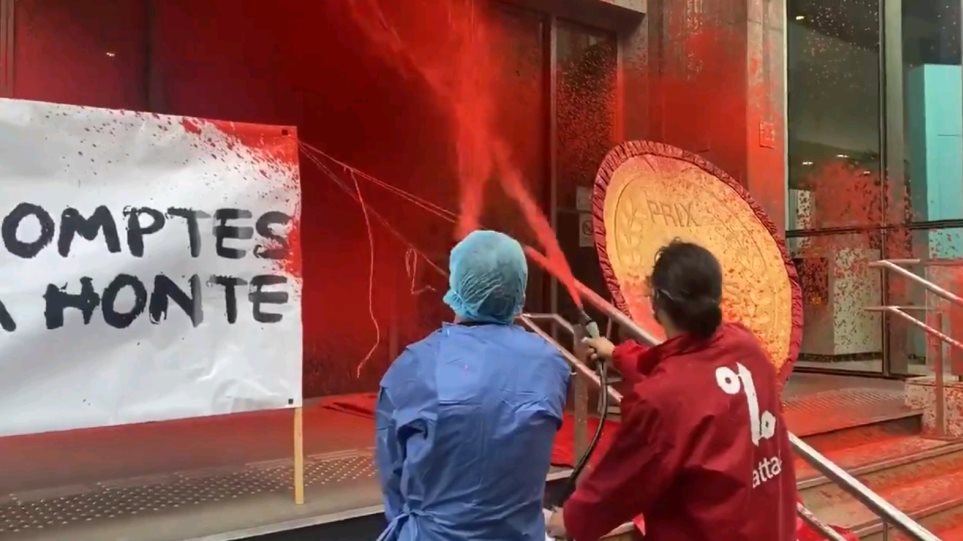 Γαλλία: Διαδηλωτές πέταξαν κόκκινη μπογιά στο υπουργείο Υγείας