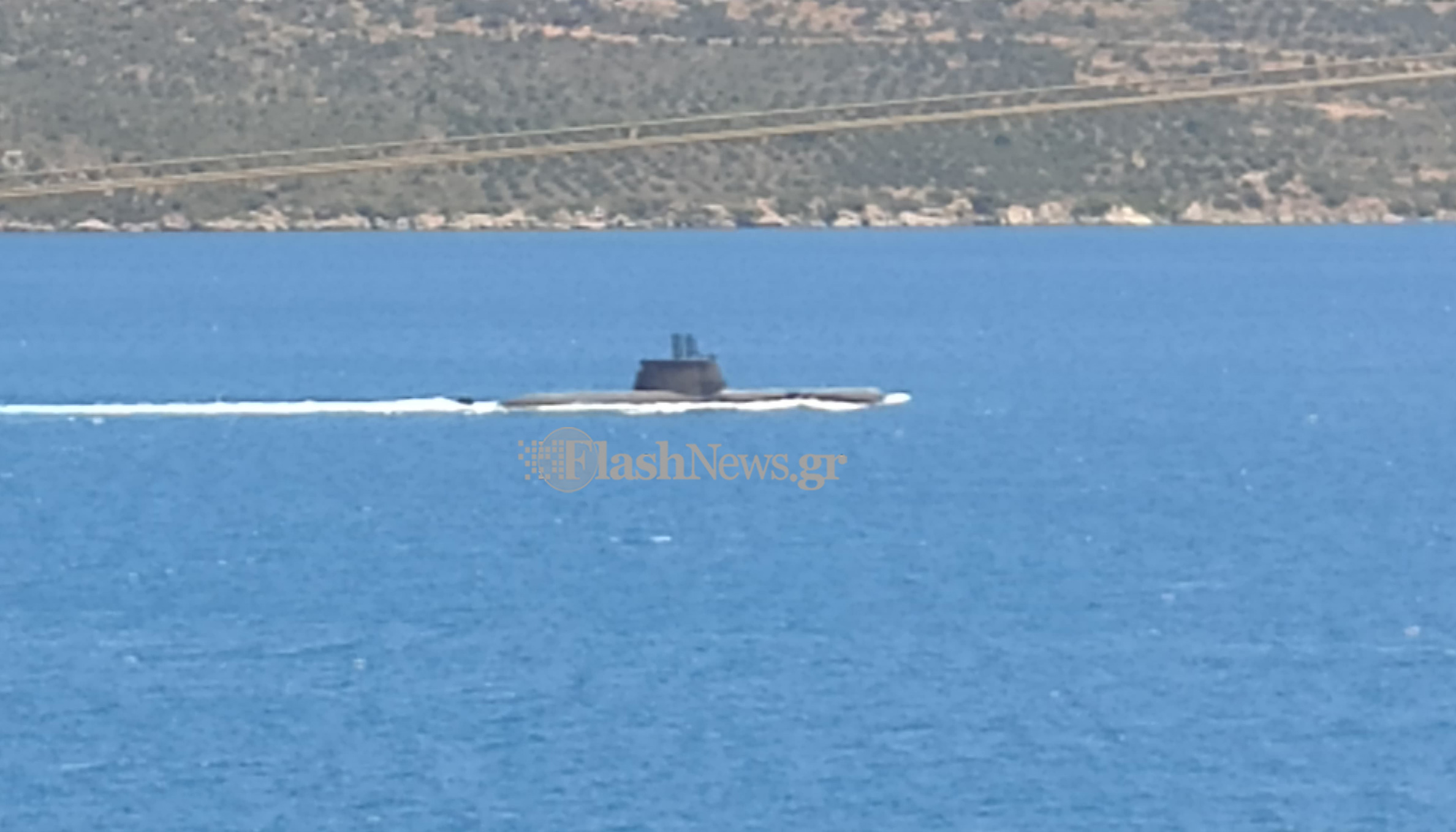 Ελληνικό υποβρύχιο “διασχίζει” τον κόλπο στην Σούδα (φωτο-βιντεο)