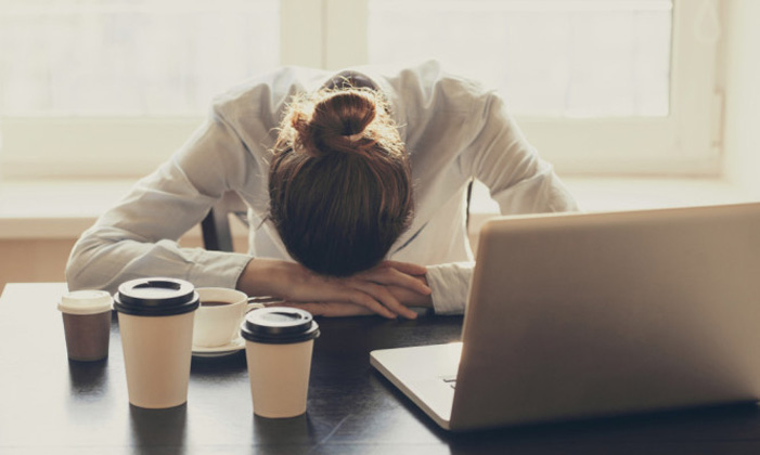 Γιατί νιώθετε συχνά κούραση όλη την ημέρα: 10 πιθανοί λόγοι υγείας