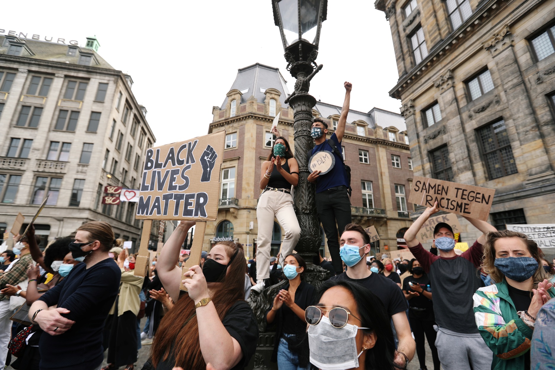 Ολλανδία: “Ο ένας πάνω στον άλλο” στην αντιρατσιστική διαδήλωση για τον Τζορτζ Φλόιντ