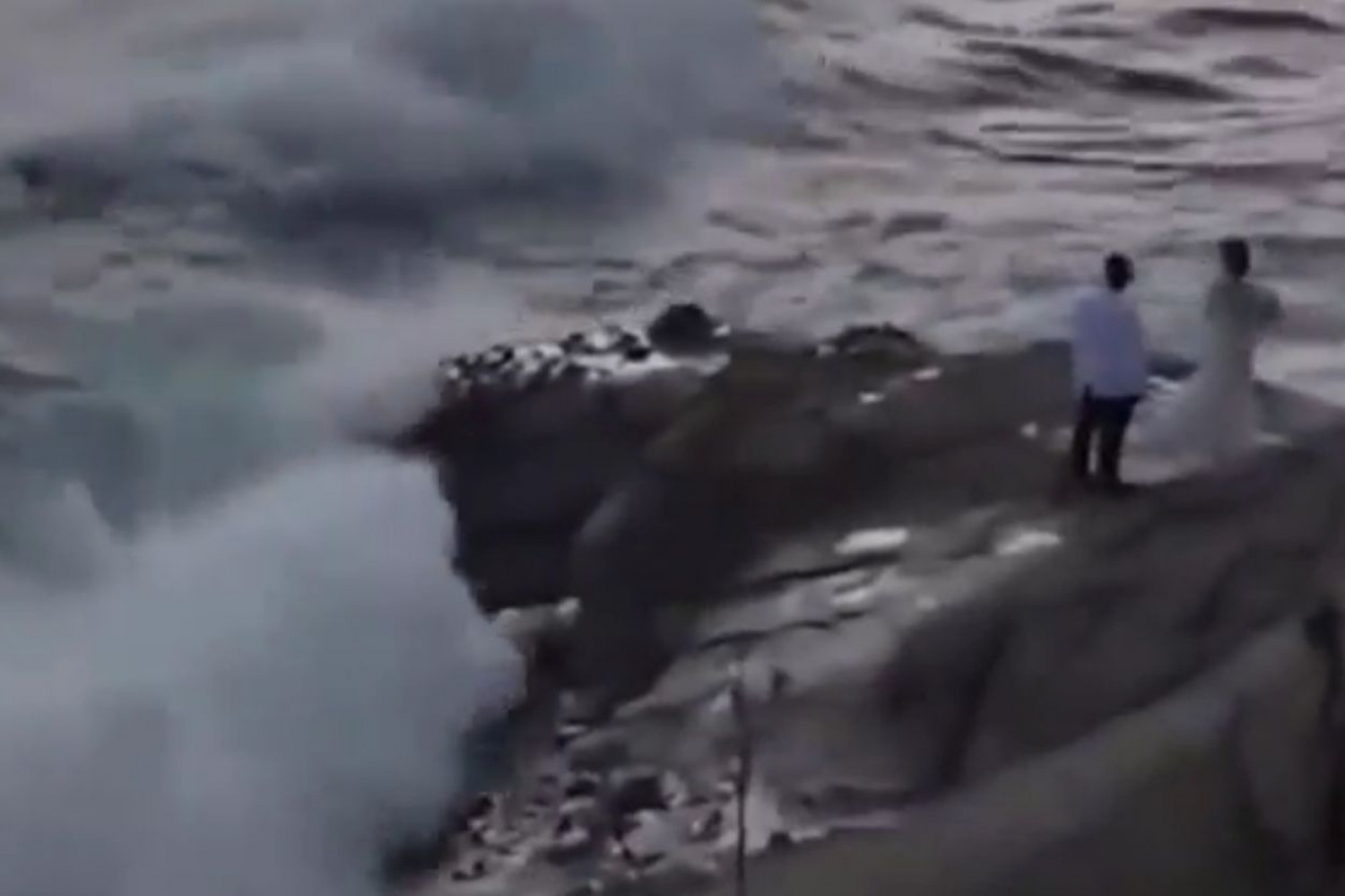 Βίντεο με ζευγάρι: Έβγαζαν φωτογραφία και κόντεψαν να πνιγούν στη θάλασσα