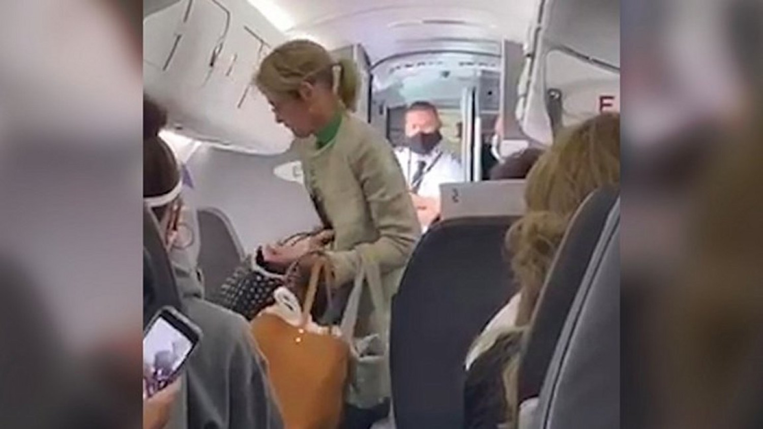 Πέταξαν έξω από το αεροσκάφος γυναίκα που αρνήθηκε να φορέσει μάσκα!