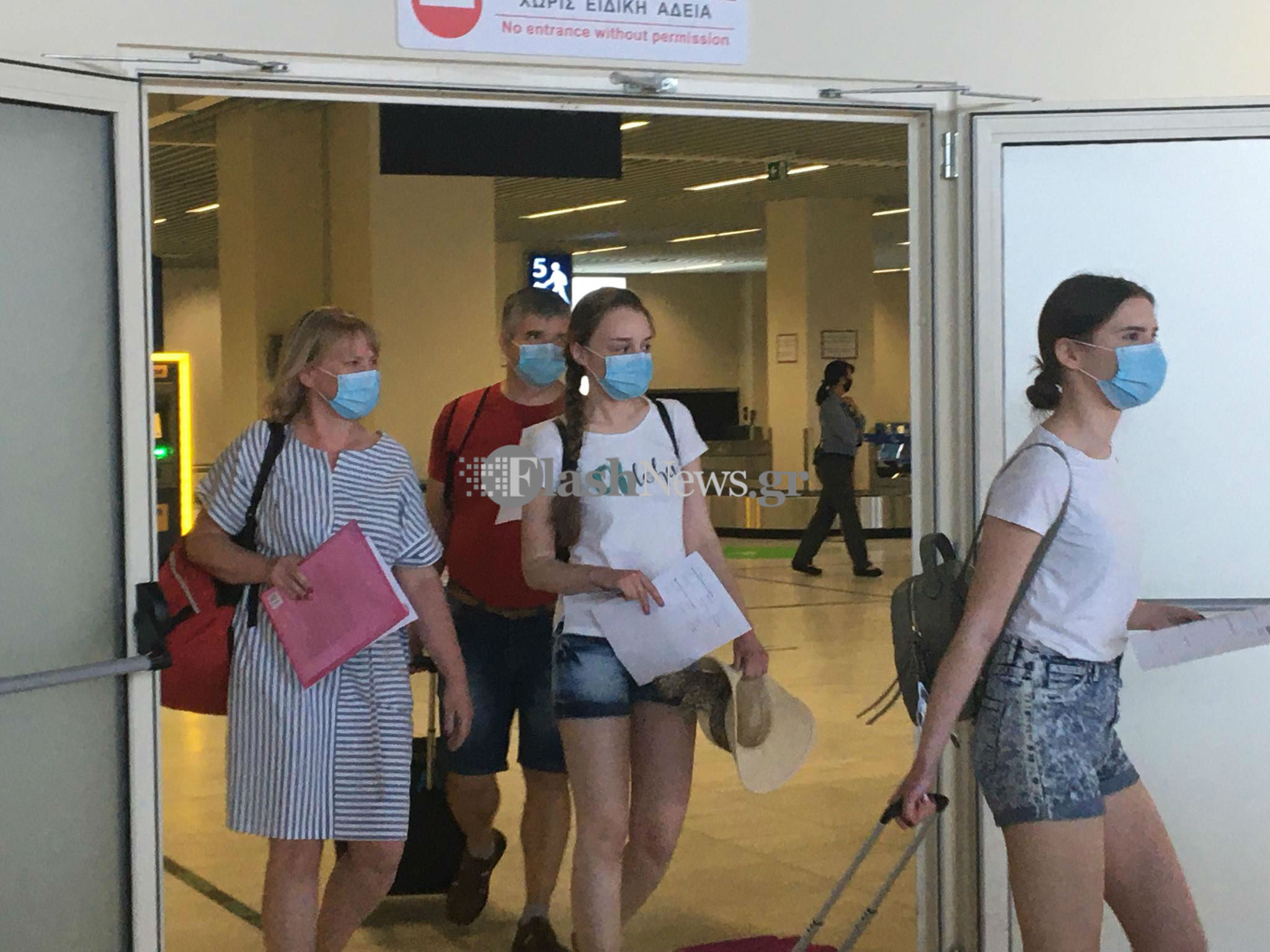 Έφθασαν οι πρώτοι τουρίστες στο αεροδρόμιο των Χανίων (φωτο – βίντεο)