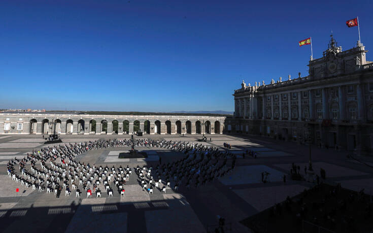 Με μαύρες μάσκες & συγκίνηση η Ισπανία τίμησε τη μνήμη των 28.400 νεκρών από τον κορωνοϊό