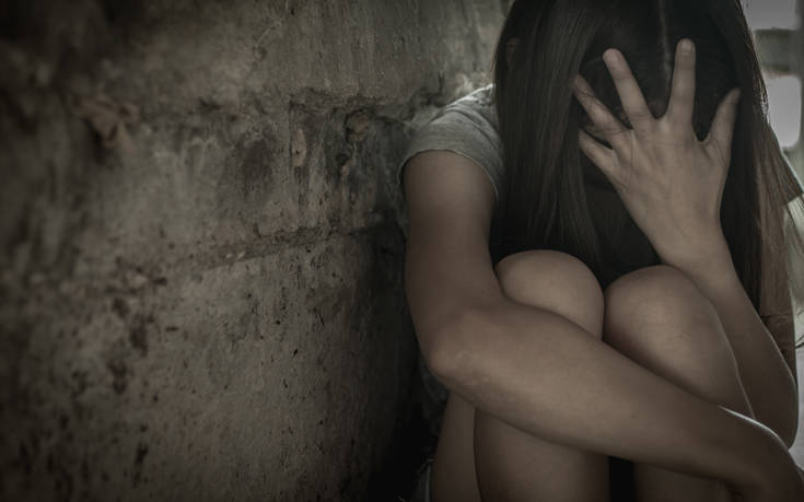 Μητέρα κατηγορείται για παιδική πορνογραφία μετά από «πονηρό» παιχνίδι των κορών της