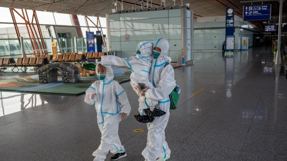 Κορωνοϊός: Η Κίνα ζητά από ταξιδιώτες που φτάνουν αεροπορικώς να έχουν αρνητικό τεστ