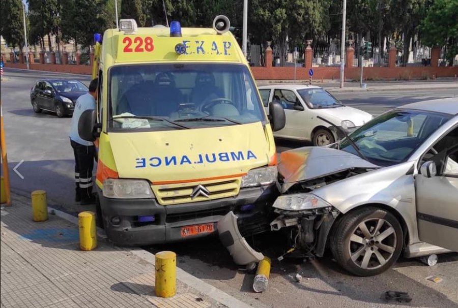 Σύγκρουση αυτοκινήτου με ασθενοφόρο – Ένας τραυματίας (φωτο)