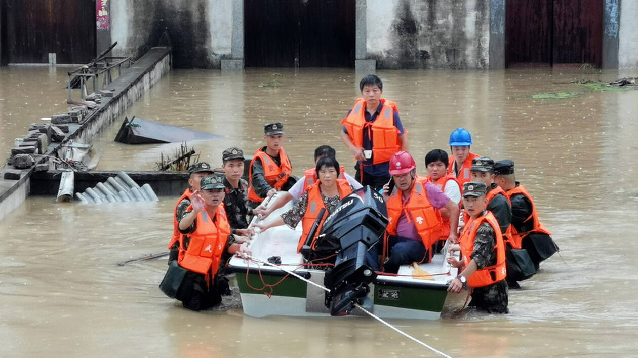 Τραγικό δυστύχημα με μαθητές στην Κίνα: Λεωφορείο έπεσε σε λίμνη – 21 νεκροί