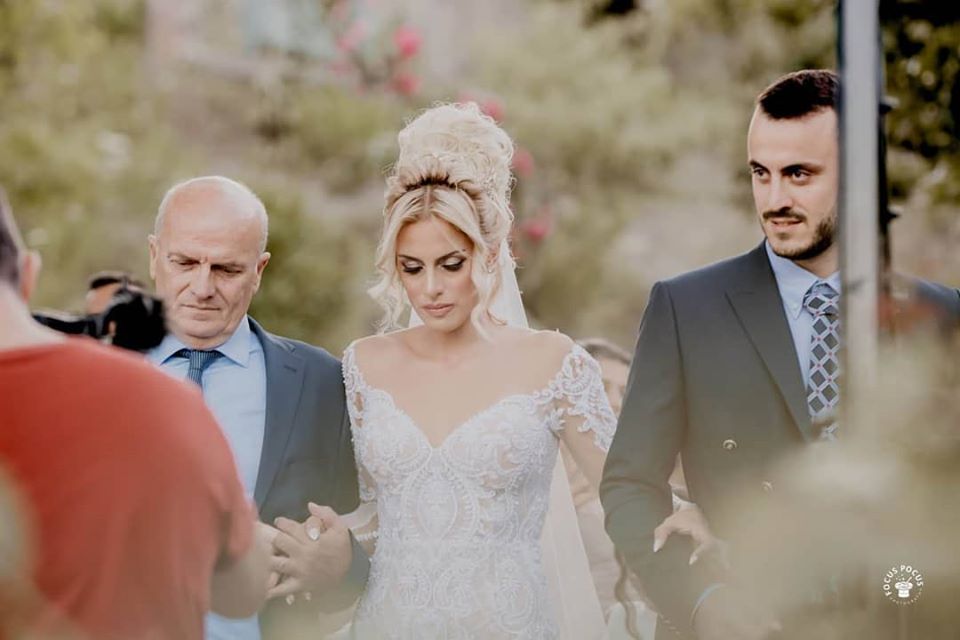 “Παραμυθένιος γάμος” για την όμορφη κρητικιά παράγοντα του ποδοσφαίρου (φωτο-βιντεο)