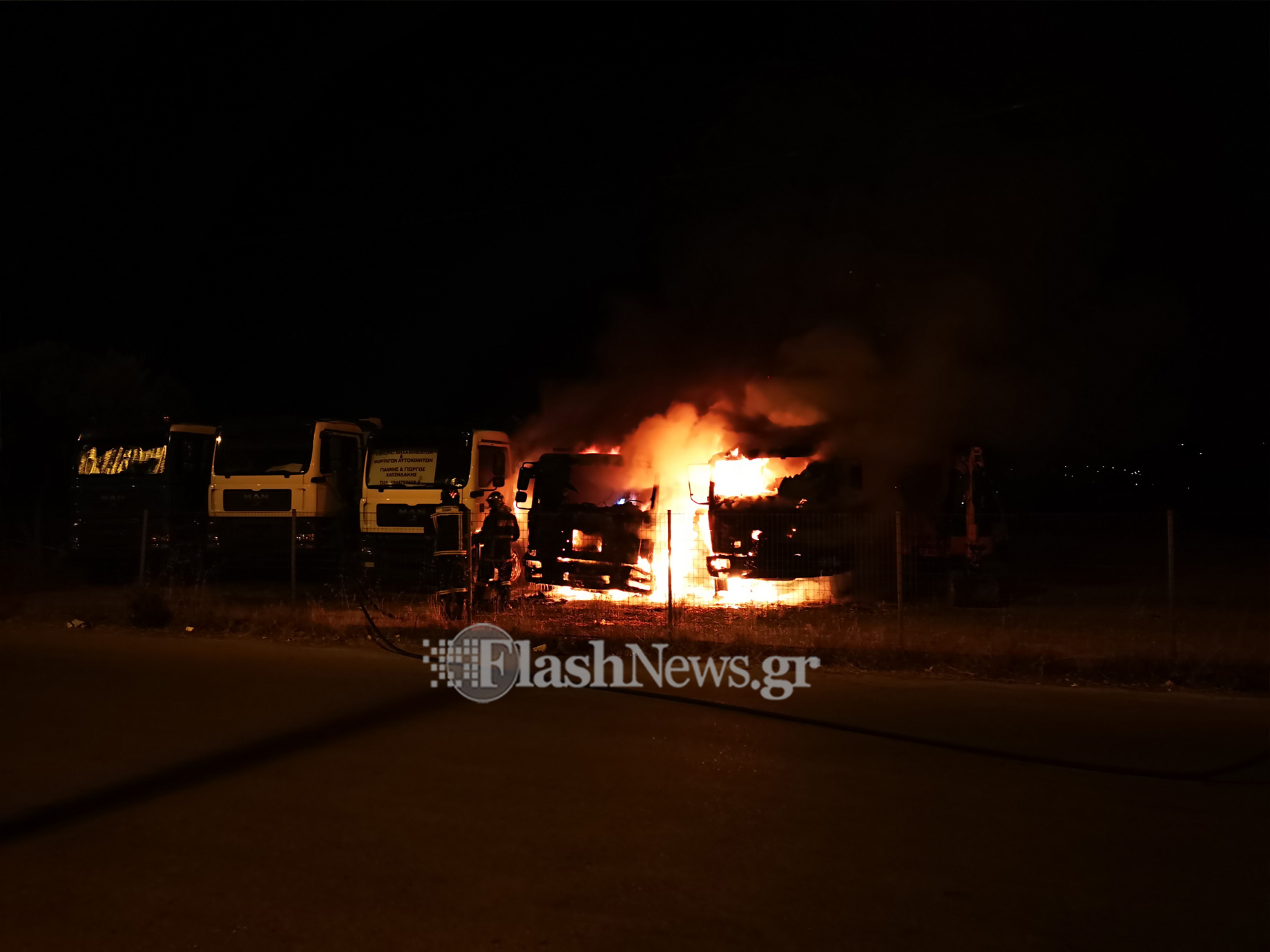 Στις φλόγες τυλίχτηκαν δυο φορτηγά στα Χανιά (φωτο)