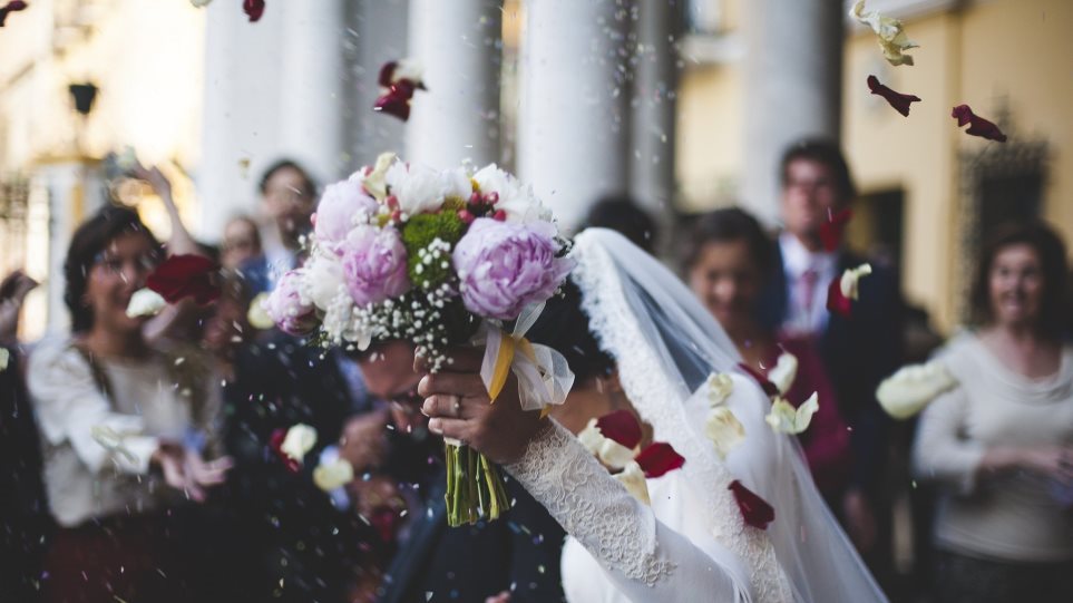 «Καμπάνα» 150 ευρώ και σε όσους συμμετέχουν σε υπεράριθμους γάμους και βαφτίσια