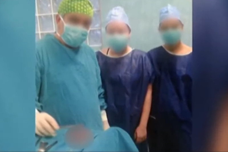 Ο γιατρός «μαϊμού» πόζαρε μέσα σε χειρουργείο κρατώντας νυστέρι