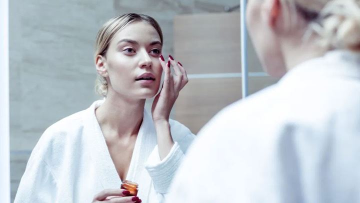 Σε ποια ηλικία πρέπει να εντάξετε το υαλουρονικό οξύ στην beauty routine σας;