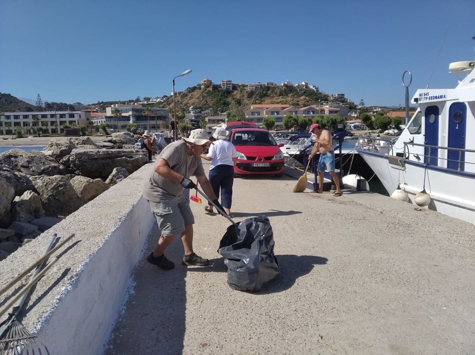 Κάτοικοι καθάρισαν το λιμάνι του Πλατανιά (φωτο)