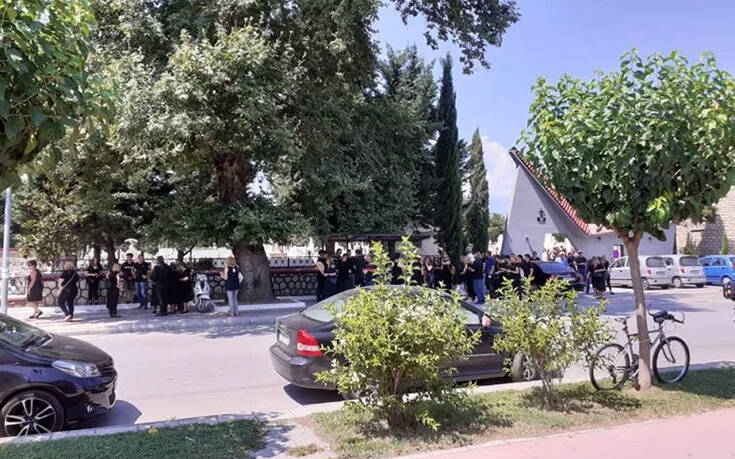 Σπαραγμός στην κηδεία της 19χρονης που παρασύρθηκε από αυτοκίνητο στα Τρίκαλα