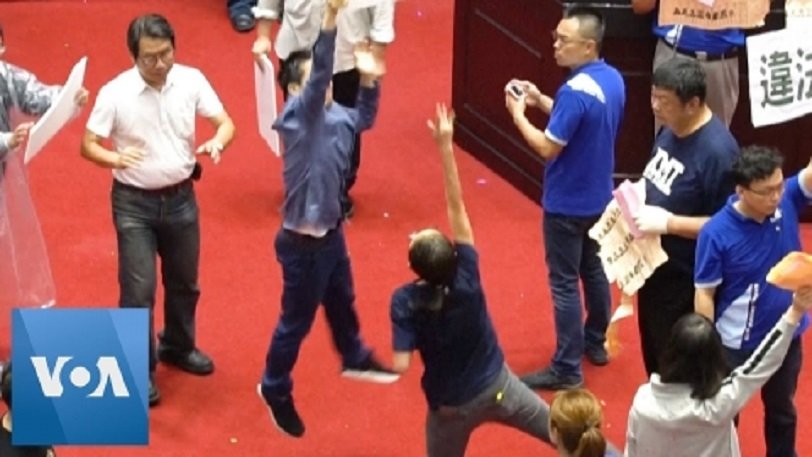 Μπουνιές και μπαλόνια με νερό στο κοινοβούλιο της Ταϊβάν: Φόρεσαν αδιάβροχα οι βουλευτές