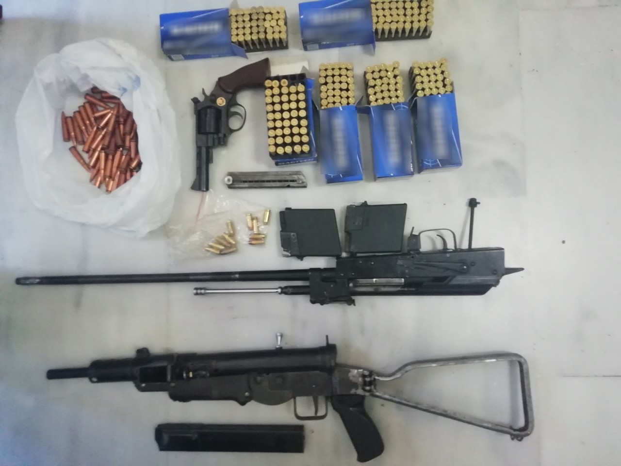 Υποπολυβόλο, περίστροφο και κυνηγετικό όπλο βρήκαν σε σπίτι στα Χανιά