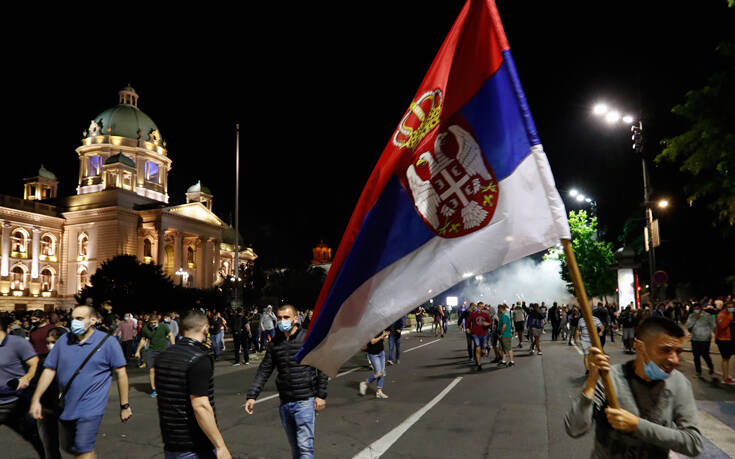 Εξωκοινοβουλευτικούς κατηγορεί η κυβέρνηση της Σερβίας για τα επεισόδια έξω από τη Βουλή