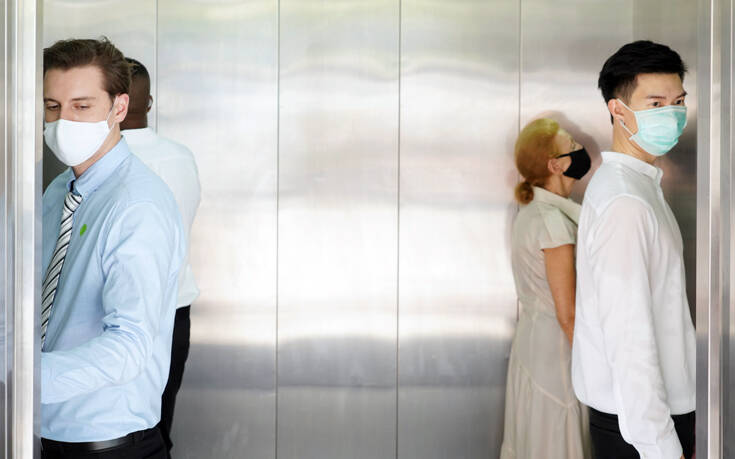 «Μη μιλάτε»: Η συμβουλή των ειδικών για να μην κολλήσετε κορωνοϊό στο ασανσέρ