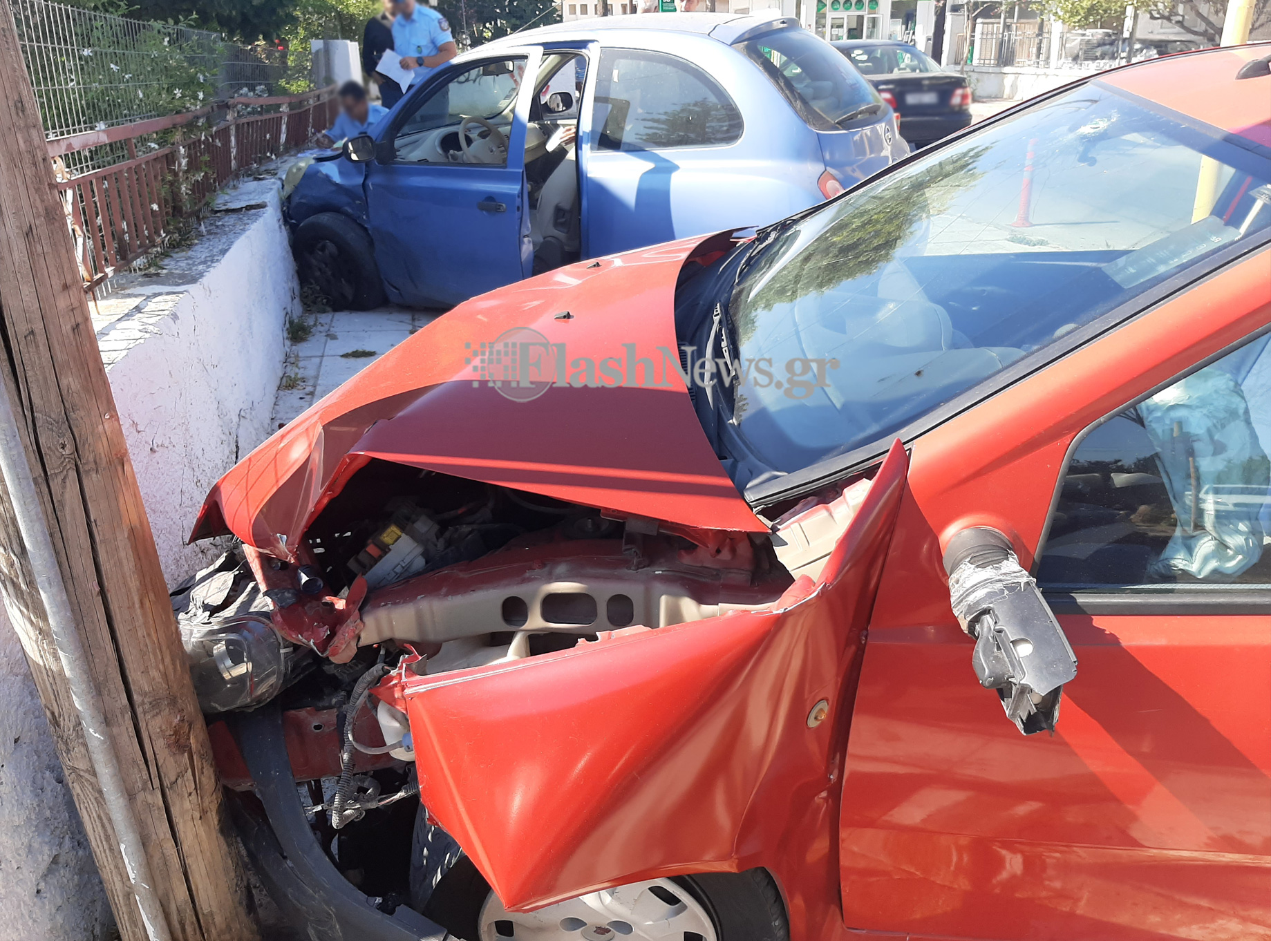 Σύγκρουση δύο αυτοκινήτων στα Χανιά – Το ένα κατέληξε σε μαντρότοιχο σπιτιού (φωτο)