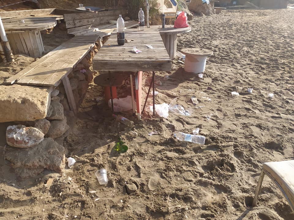 Χωρίς….τσίπα: Το γλέντησαν στην «Χρυσή Ακτή» αλλά άφησαν τα σκουπίδια τους (φωτο)