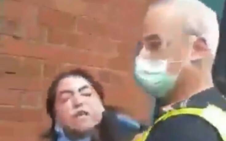 Αυστραλία: Αστυνομικός πιάνει από το λαιμό γυναίκα επειδή δεν φορούσε μάσκα