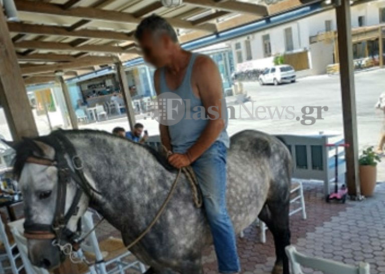 Χανιά: Μπήκε σε καφετέρια να παραγγείλει με άλογο-Διάσημη ηθοποιός τον φωτογράφιζε! (φωτο)