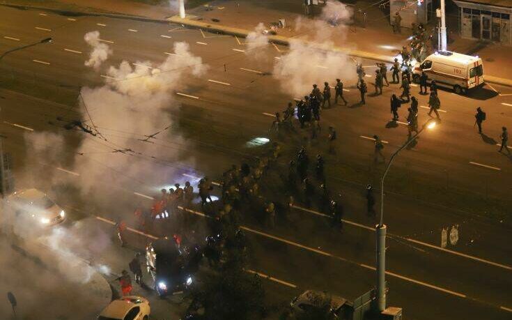 Χάος στη Λευκορωσία: 1.000 νέες συλλήψεις και χρήση πραγματικών πυρών εναντίον διαδηλωτών
