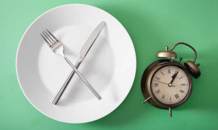 Δίαιτα με διαλείπουσα νηστεία: Πώς γίνεται και τι οφέλη υγείας παρουσιάζει