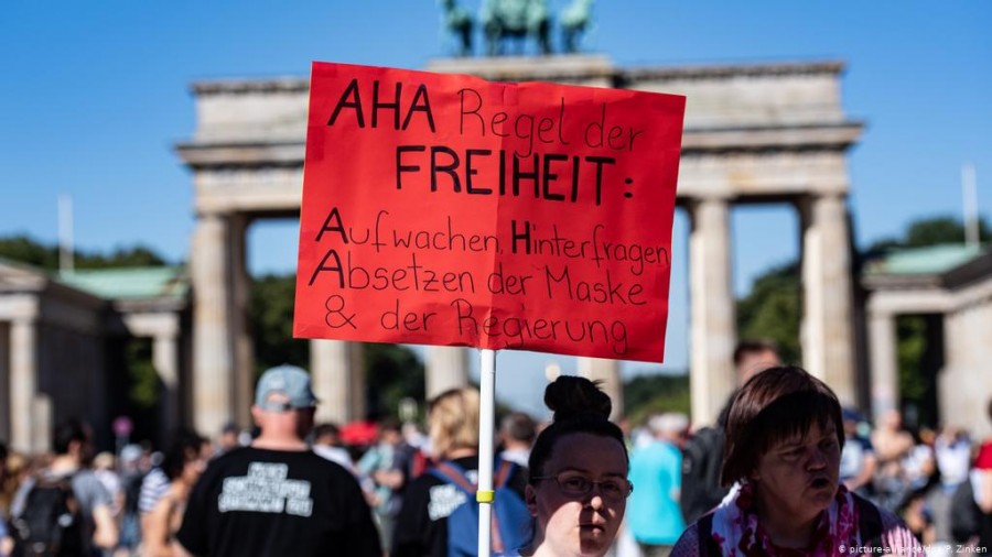 Γερμανία-κορωνοϊός: Δεκάδες χιλιάδες αρνητές της πανδημίας διαδηλώνουν στο Βερολίνο