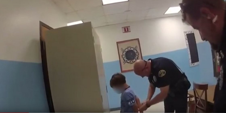 Ανήκουστο: Αστυνομικοί στις ΗΠΑ φόρεσαν χειροπέδες σε 8χρονο αγόρι με ειδικές ανάγκες!