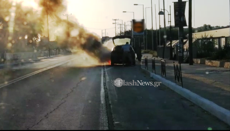 Αυτοκίνητο τυλίχτηκε στις φλόγες εν κινήσει στον Πλατανιά στα Χανιά (βίντεο)