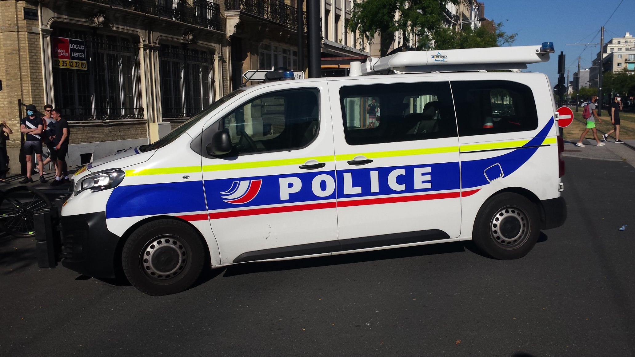 Ένοπλος κρατά ομήρους σε τράπεζα στη Γαλλία